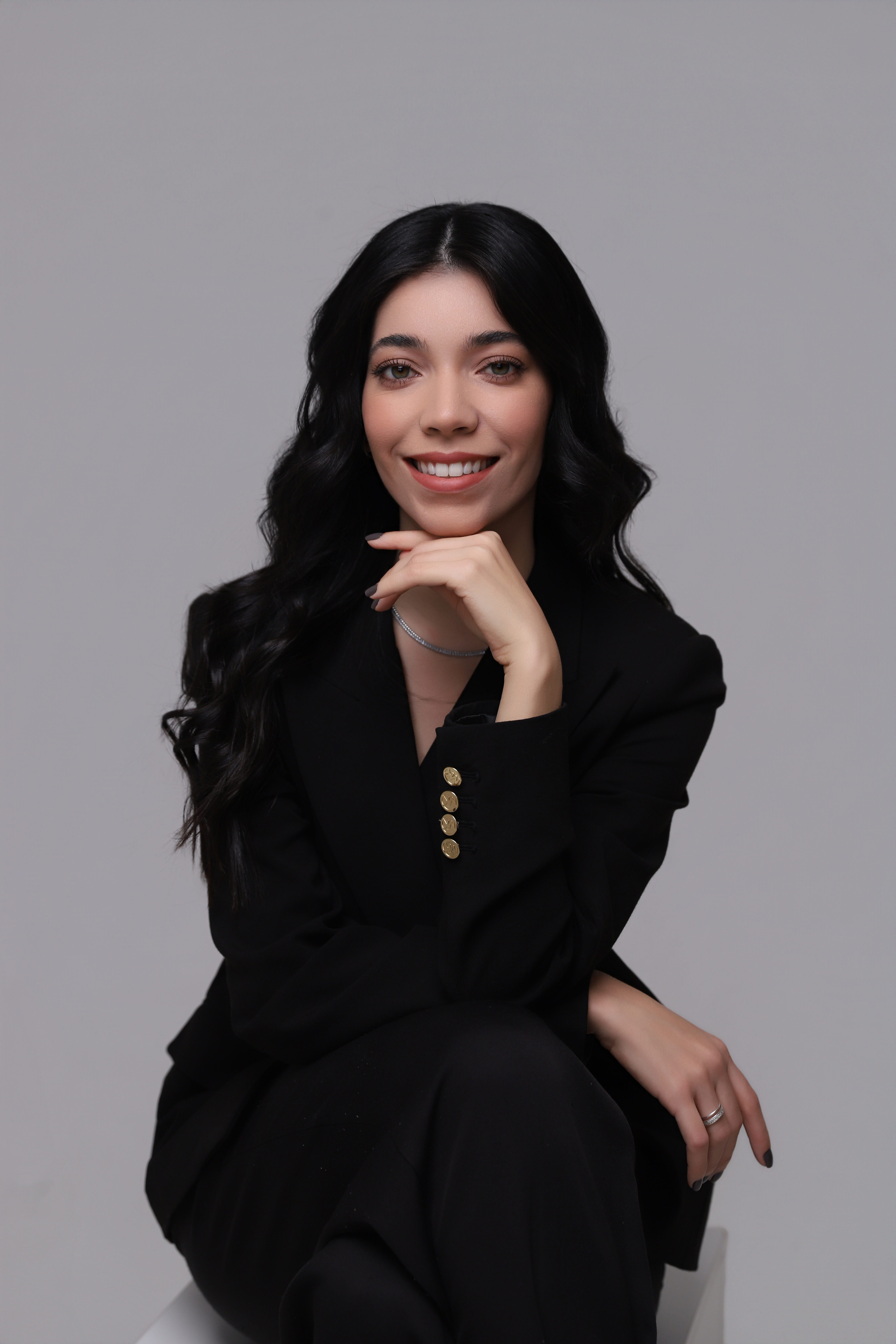 Interior moderno com linhas limpas, elementos de madeira natural, grandes janelas e luz suave do dia refletindo no piso de concreto polido